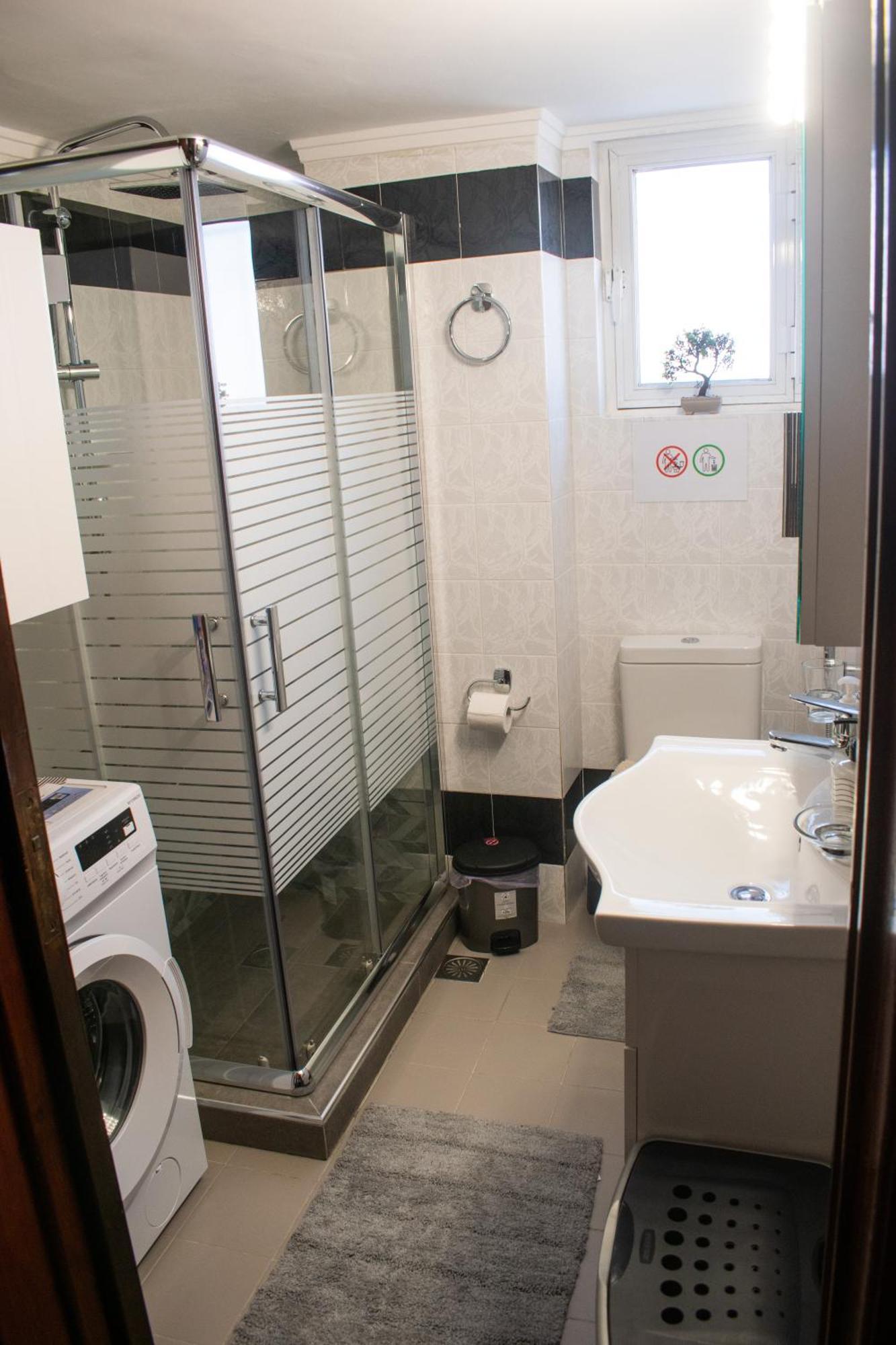 Eva's Residence, Family חאניה